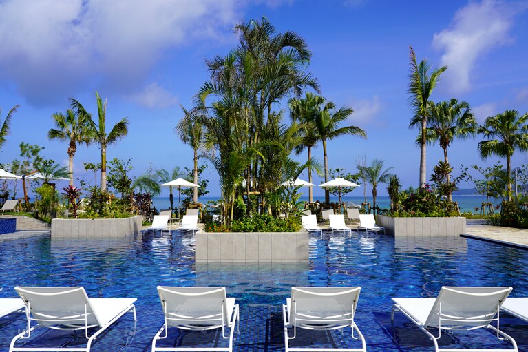 「アクアガーデン」には、2つのプールエリアが。楽園ムードいっぱいの「ビーチサイドプール」（写真）に加えて、石垣島最大級のウォータースライダーなどを完備する「スプラッシュパーク」も大人気。さらにプールやビーチ周辺には、ビーチへテイクアウトもOKの「Aqua Garden Cafe」、海を眺めながらくつろげる「THE STAR BAR」、例年3～10月に営業する「BEACHSIDE GRILL 夏至南風」、さまざまなアクティビティを用意する「ビーチステーション」なども。