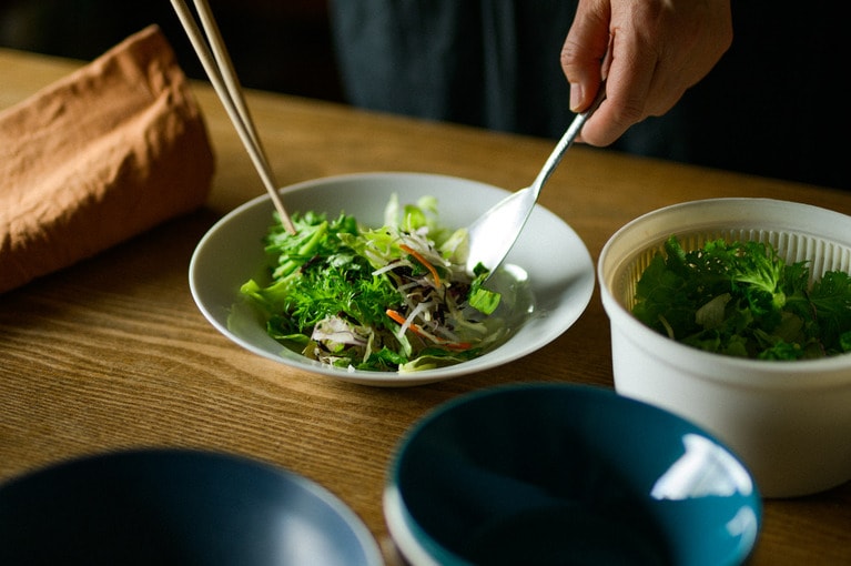 慣れた手つきで野菜を盛っていく久保さん。菜箸がまるで手の一部のよう。