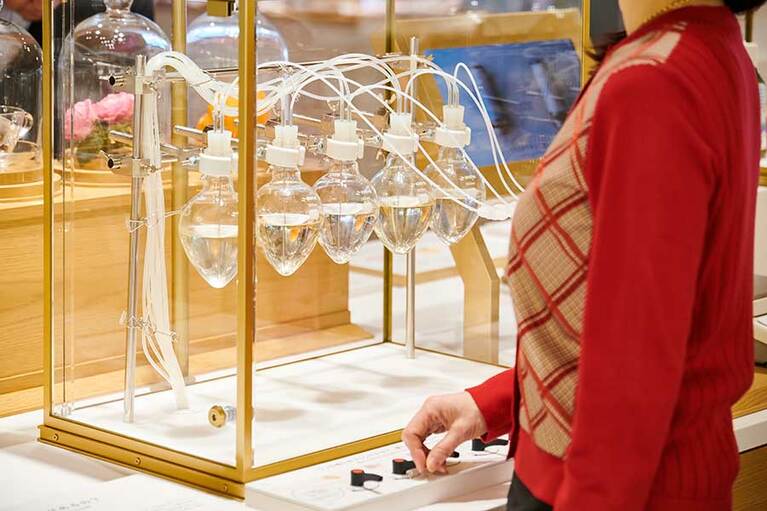 【資生堂グローバルイノベーションセンター S/PARK(エスパーク)】成分を調整してどんな香りができあがるのか自ら試すことができるコーナー。ちょっとしたさじ加減によって思わぬ好みの香りが生まれたりして、思わず熱中してしまいます。