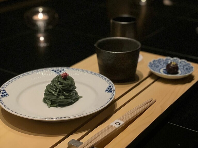 星のや東京の宿泊者だけにふるまわれる「港屋2」の「宵そば」。