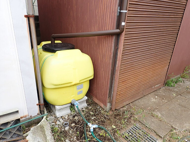 雨水タンク。日常の水はこのタンクから取水しているとのこと。