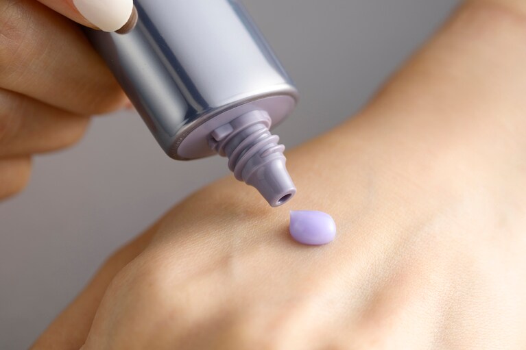 クリームの淡い紫色はフタバガキという植物由来の整肌成分の色。