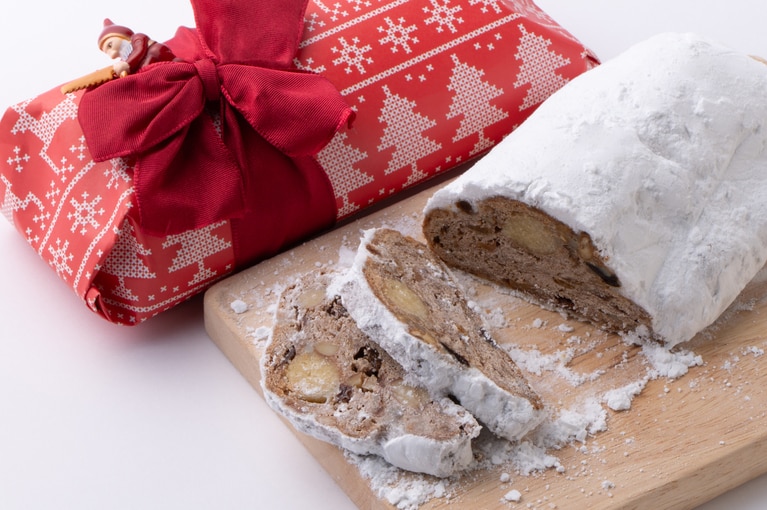 たっぷりの粉糖をまとっているのがシュトレンの特徴。