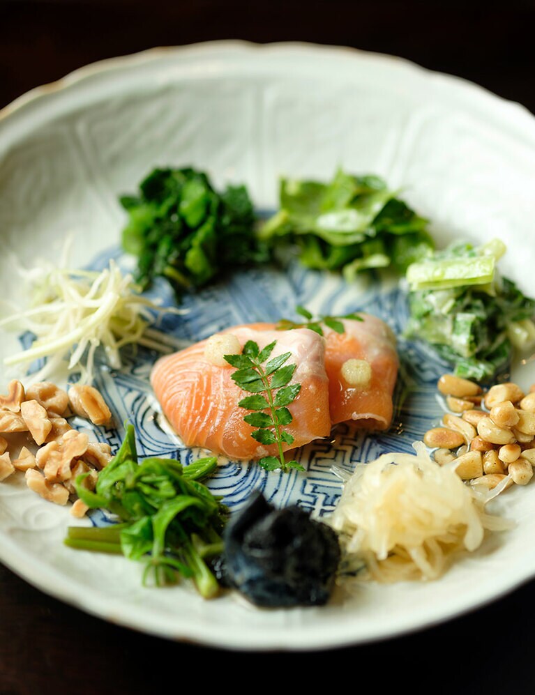 先付はビワマスを山の幸と一緒に。幻といわれるビワマスに、コシアブラ、山ウド、クルミ、アイコ、松の実などを、梅酢ベースの山椒オイル入りのたれで和える。ナッツが香ばしい。