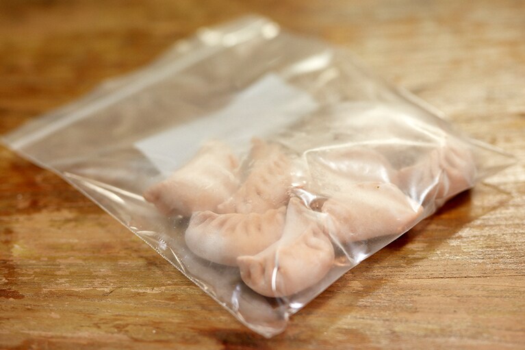 完全に凍ったら保存袋に移す。冷凍のまま焼いたりゆでたりすればOK。