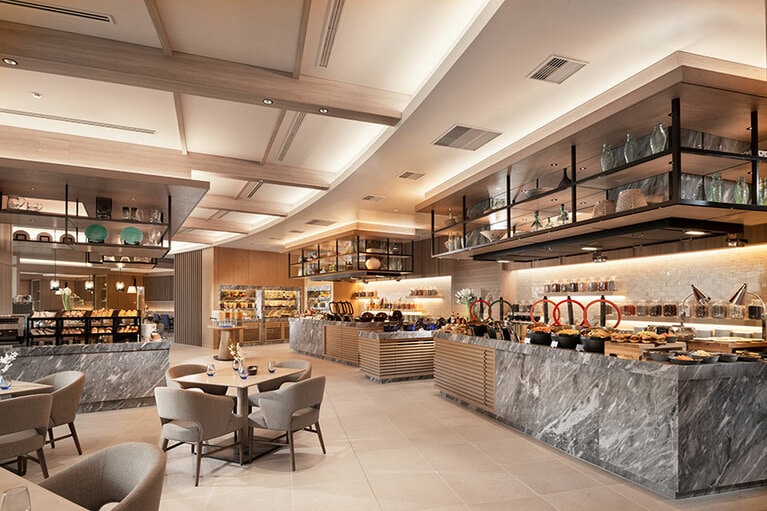 オールデイダイニング「アジュール」ではその名の通り、宮古島の紺碧＝アジュールの海を思わせるインテリアの中で朝食ビュッフェからディナーまで満喫できる。