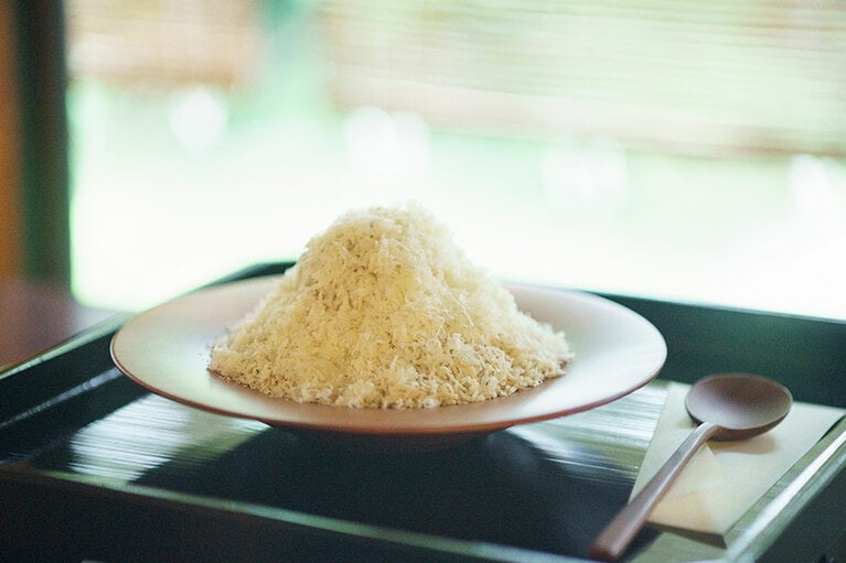 店内でデザートとして味わえる「愛宕のこぼれモンブラン」。愛宕の名は、地元にそびえる愛宕山から。「モンブランドリンクセット」2,200円。