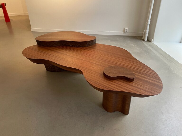 ストックホルムの「Joel Shapiro」ギャラリーに置かれたリリエンクランツ氏の「Oyster」なるコーヒーテーブル。小川撮影。