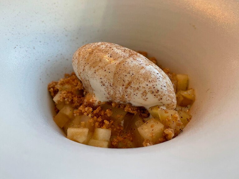 カルバドス風味のアイスクリームを載せたシブーストが「AIRA」のコースの締めくくり。