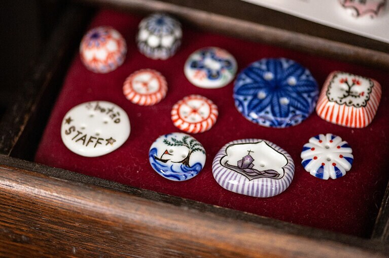 エキゾチックな雰囲気もある天草ボタン。小さな世界に天草の風景が凝縮している。