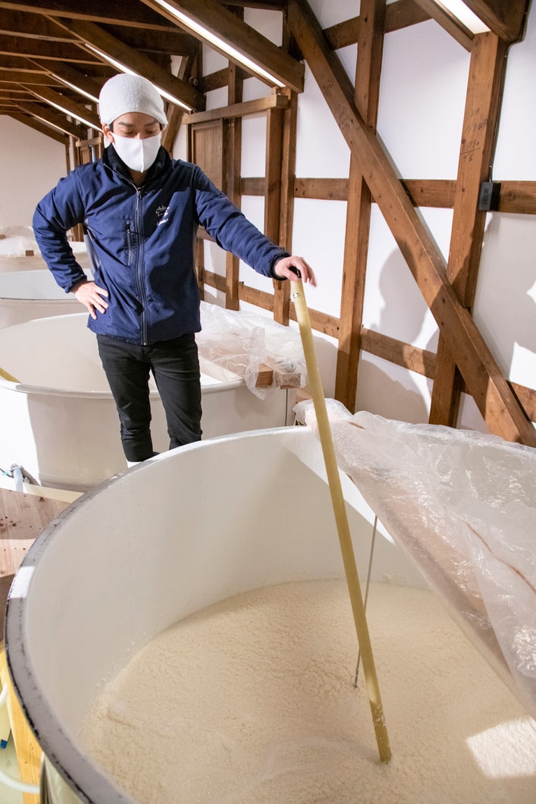 仕込みタンクの前で常山晋平さん。