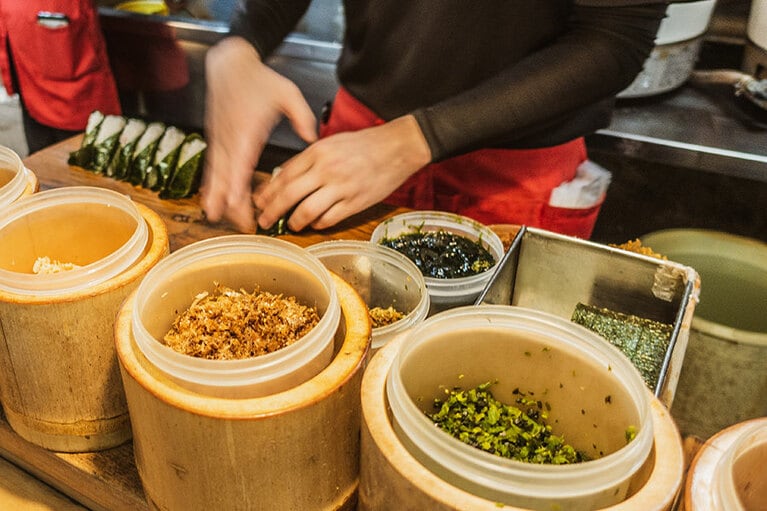 芸術的な速さで次々とおにぎりが完成！