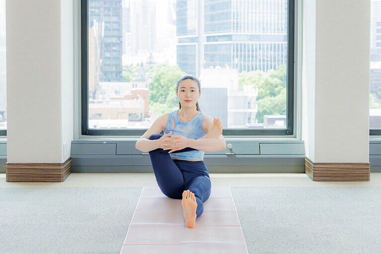 ひざ下を胸に寄せて、外側からすねを抱える。