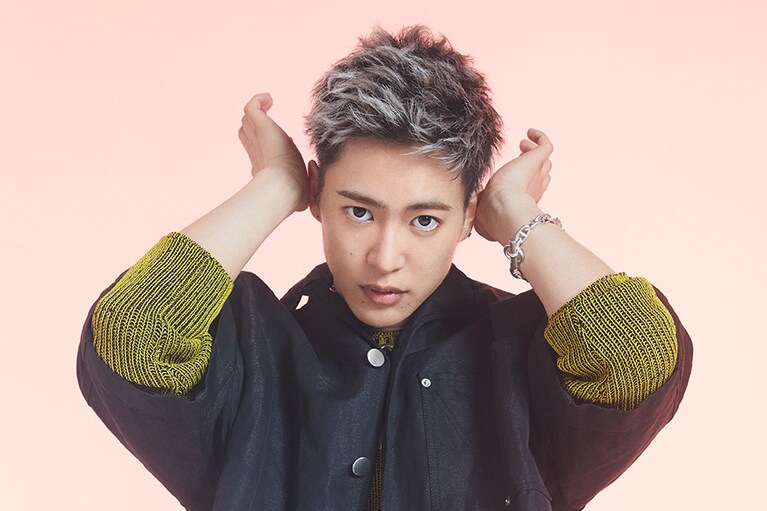 《三山凌輝》シャツ 161,700円、パンツ 178,200円、ネックレス 322,300円(太)、ネックレス 81,400円(細)／すべてボッテガ・ヴェネタ(ボッテガ・ヴェネタ ジャパン)　ニット 63,800円／OUAT