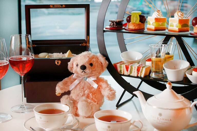 「巨峰＆シャインマスカットアフタヌーンティー」オリジナルベア付き2名23,540円（税・サ込）。※数量限定、完全予約制