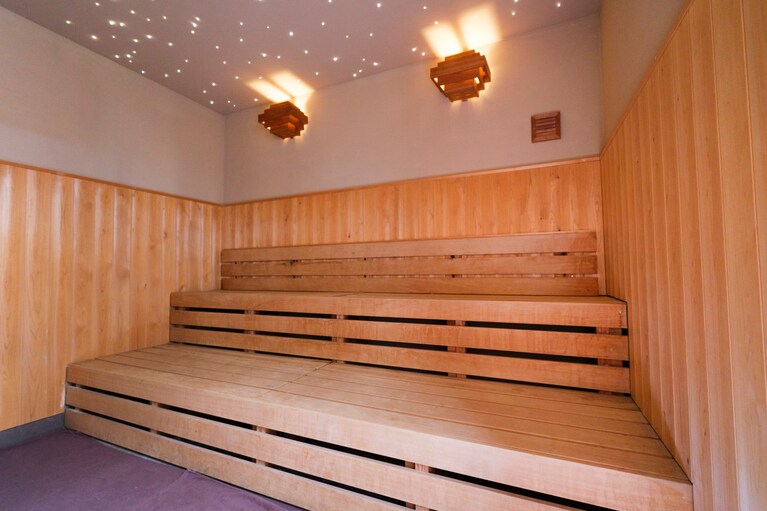 星空をイメージした天井が珍しいフィンランド式サウナ。男女入れ替え式で、サウナ付きの浴場を体験できるのは女性は偶数日、男性は奇数日。