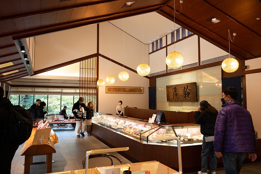 鈴廣本店の店内。会員専用ラウンジもあり、会員の方々がお茶を楽しんでいました。