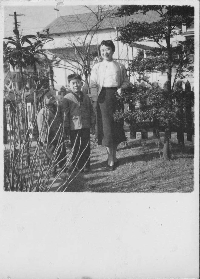 松本さん（中央）と叔母さん（右）。青山の家の庭で。