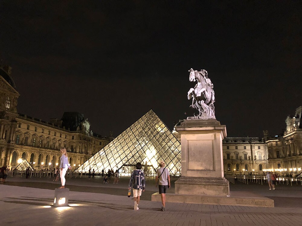 ライトアップされたピラミッドが、パリの夜に輝く。