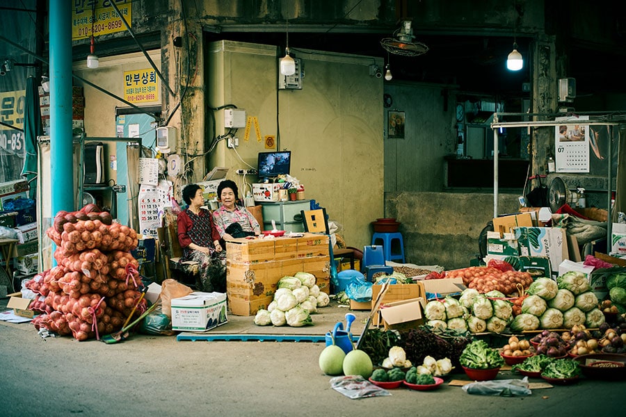 釜山の市場にて。「オモニが二人並んで座って喋ってるのがたまらなく可愛くて」と、衛藤さん。写真＝衛藤キヨコ