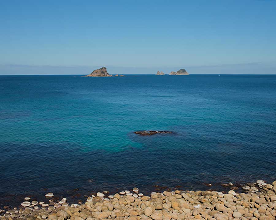 島の女神がお産をしたという伝説が残る、中ノ島の明屋海岸。©海士町観光協会
