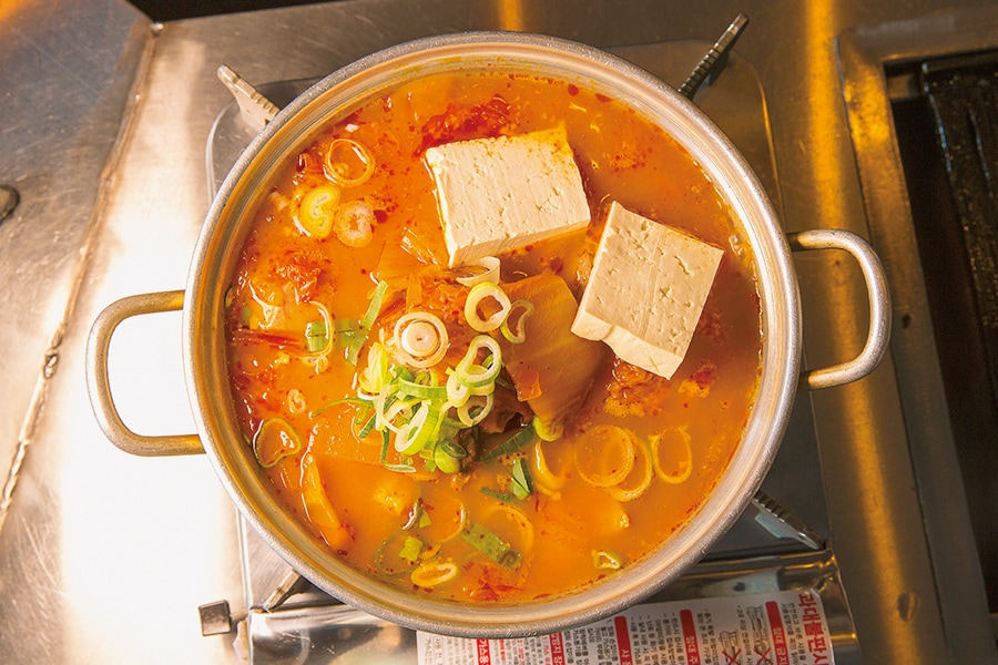 ゴロッとした豚の角煮入り「キムチチゲ」(1人前) 7,000ウォン。豚の脂がスープにコクを与える。