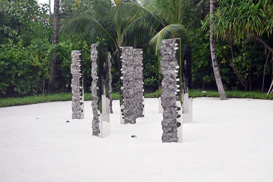 石柱が並ぶ「シンセシス・モノリス」ホンジエ・ヤン作。