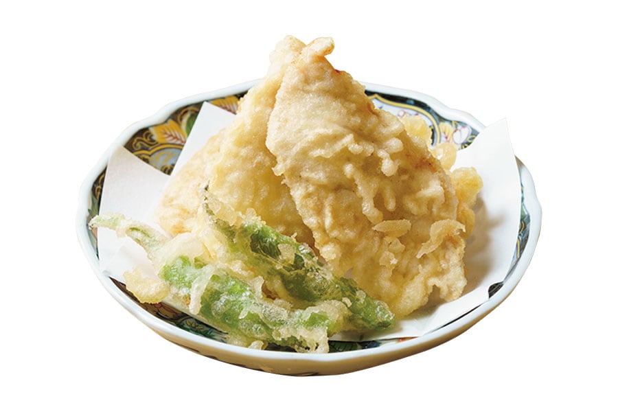 かしわ天（鶏天）450円ほか、単品の天ぷらも充実。塩でも、うどん出汁に浸しても、心なごむ味わい。