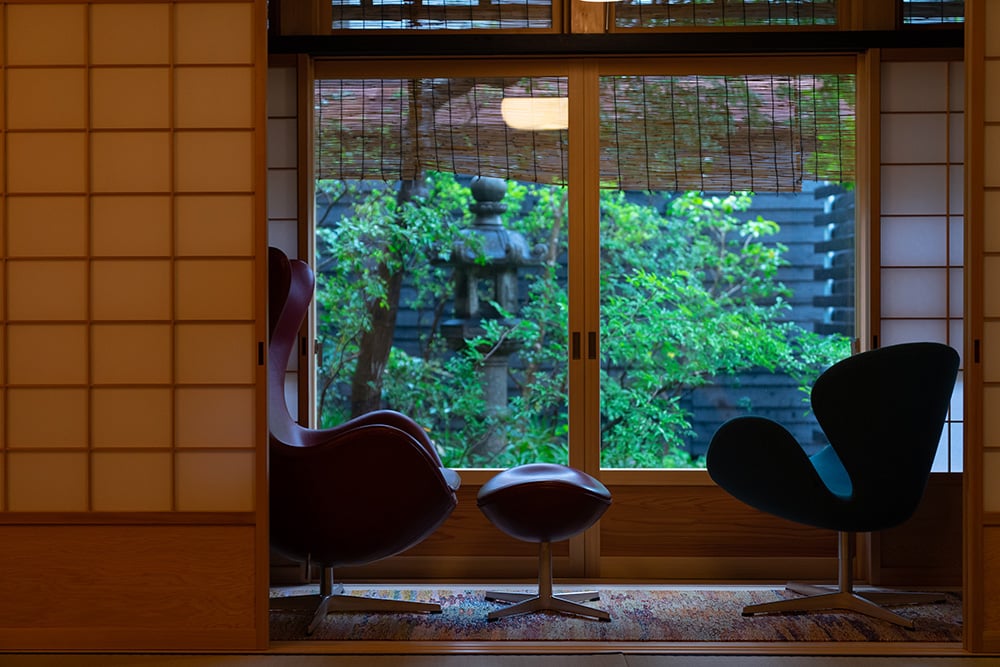 ひとり旅におすすめの部屋割りタイプ“茶屋”101号室。中庭の緑に癒やされる。