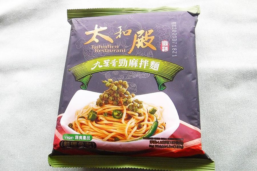 「大和殿 九葉青 勁麻拌麺」。パッケージの写真には山椒がたっぷり。