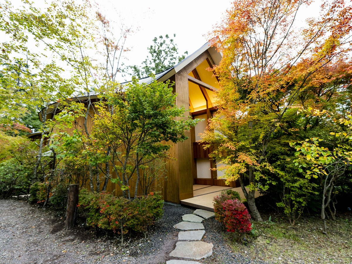 軽井沢でコスパいい《ししいわハウス》 星野温泉近く!一流建築家