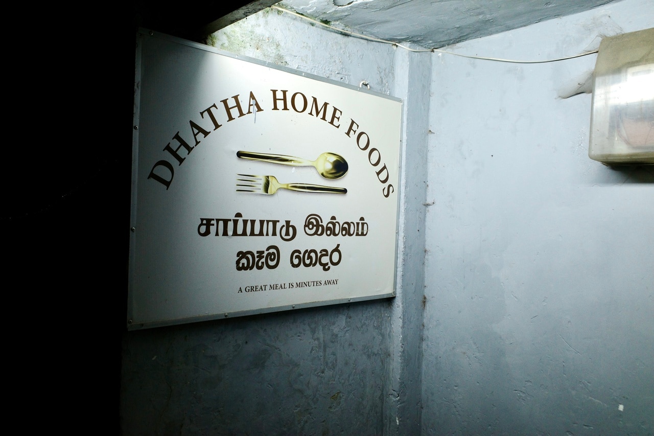 夜は暗闇のなかひっそりと営業するヌワラ・エリヤの「DHATHA HOME FOODS」。