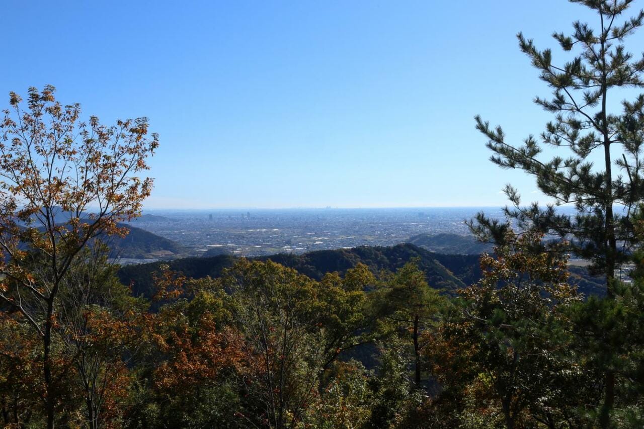 中の城から南西。高層ビルは岐阜市街。その左の山影が稲葉山城（のはず）