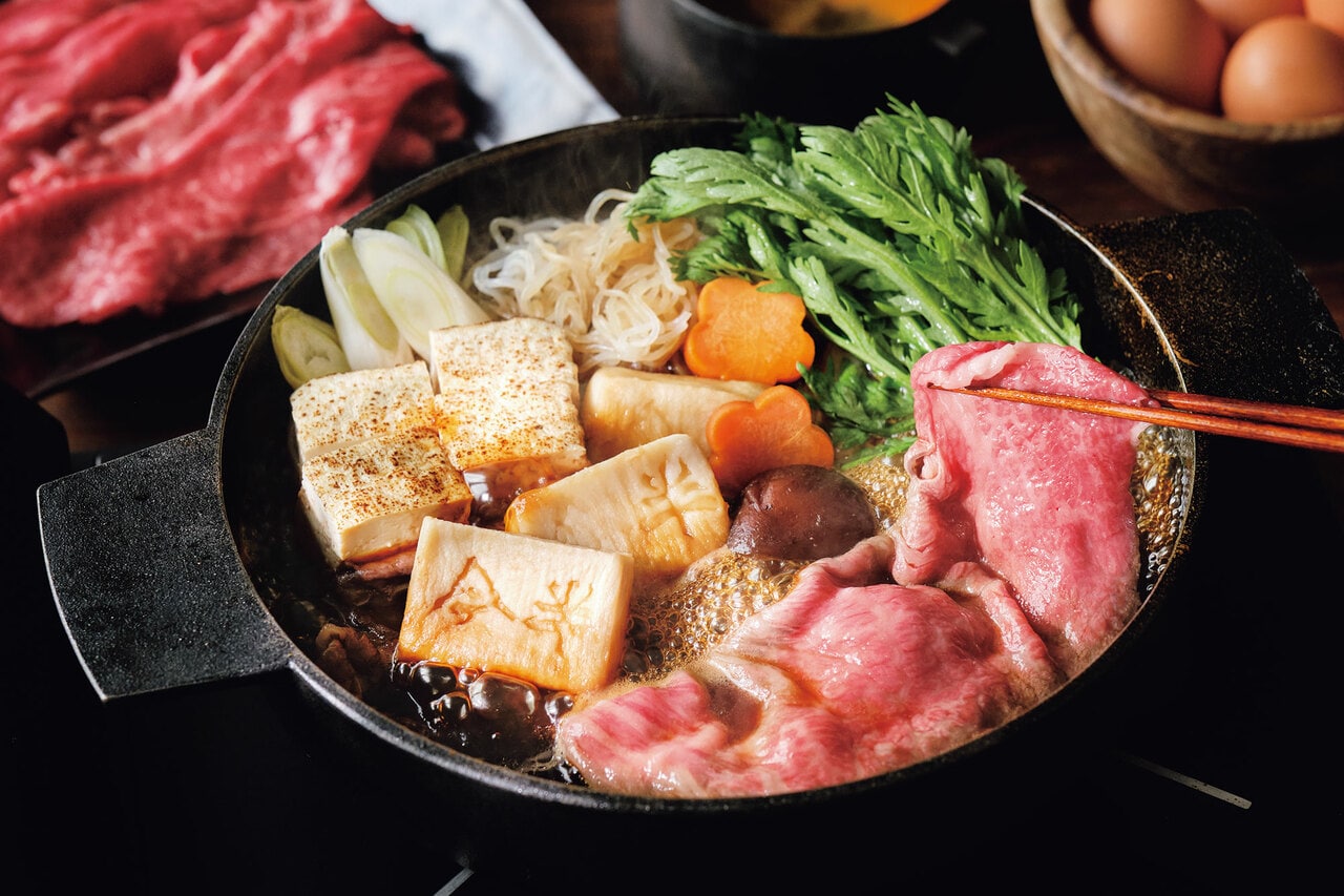 黒毛和牛すき焼きセットA 約2人前（肩・肩ロース450g、焼豆腐、白滝、長ねぎ、白菜、丁字麩、椎茸、春菊、人参、割下） 12,960円（送料込）／人形町今半