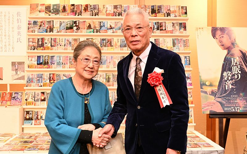 菊池寛賞の授賞式で、佐藤愛子さんと再会（2018年）　©文藝春秋