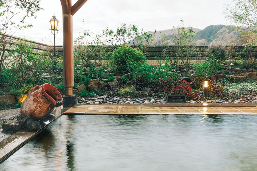 やさしくとろりとした温泉は、2つの自家源泉。写真は貸切のガーデンスパ。Photo: Masahiro Shimazaki