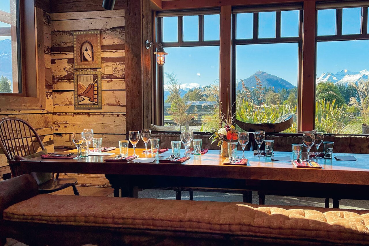 カントリー風インテリアの眺めのいいレストラン。©The Headwaters Eco Lodge