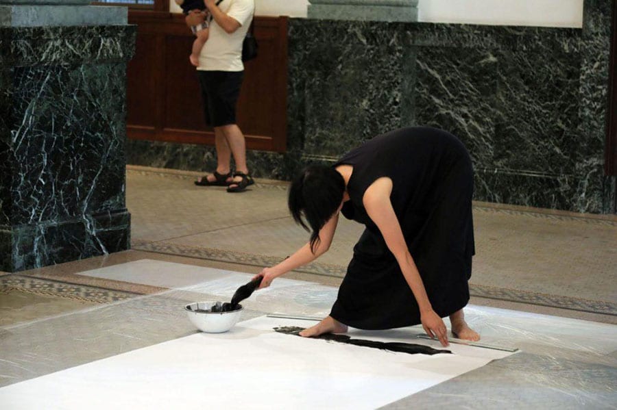 千葉市美術館でのパフォーマンスの様子。写真／花坊