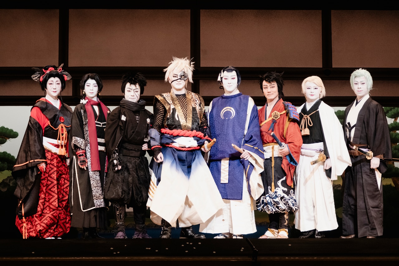 勢ぞろいする刀剣男士たち。
