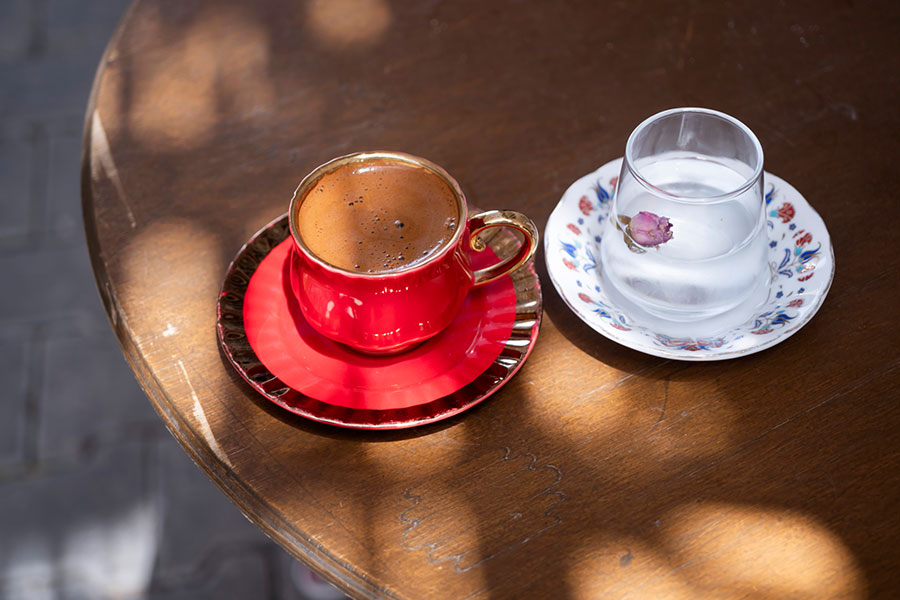 砂糖は熱する前にコーヒー粉に加えられる場合も多いが、こちらのカフェでは砂糖は好みで後入れするスタイル。