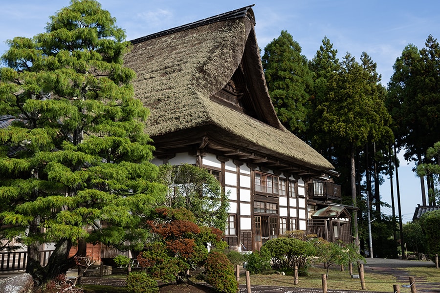 広々とした境内には、茅葺屋根が趣深い庫裏も。