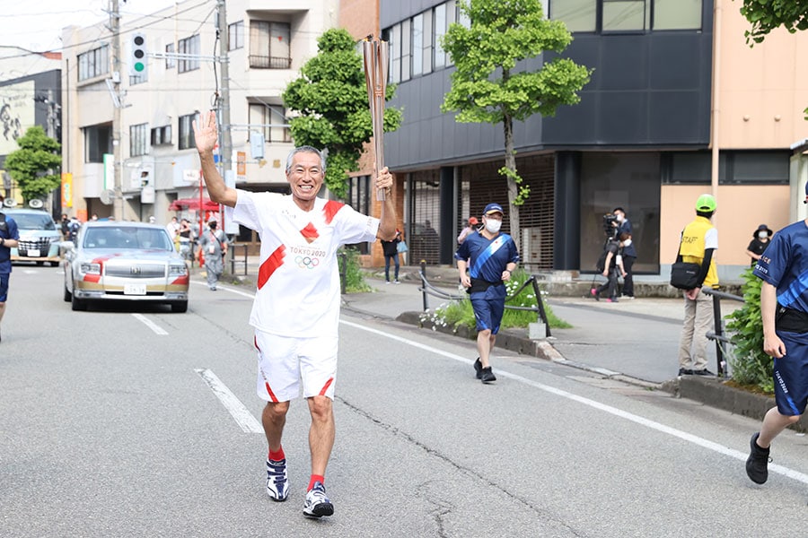 2021年、秋田県で東京五輪の聖火ランナーも務めた柳葉敏郎さん（写真提供 時事通信）。画像の、白い歯がとても眩しく、思わず検索してABS秋田放送の「聖火リレー・ギバちゃん故郷を走る！」（https://www.youtube.com/watch?v=iVIudNMInX0）まで見てしまった。ギバちゃんの笑顔、恐ろしい引力である。