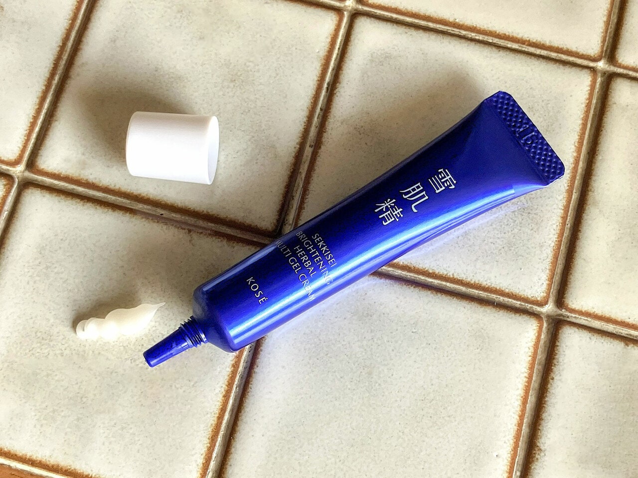 トライアルサイズは、高さ103mm（ライター調べ）で軽いので、出張や旅行のお供にも最適。