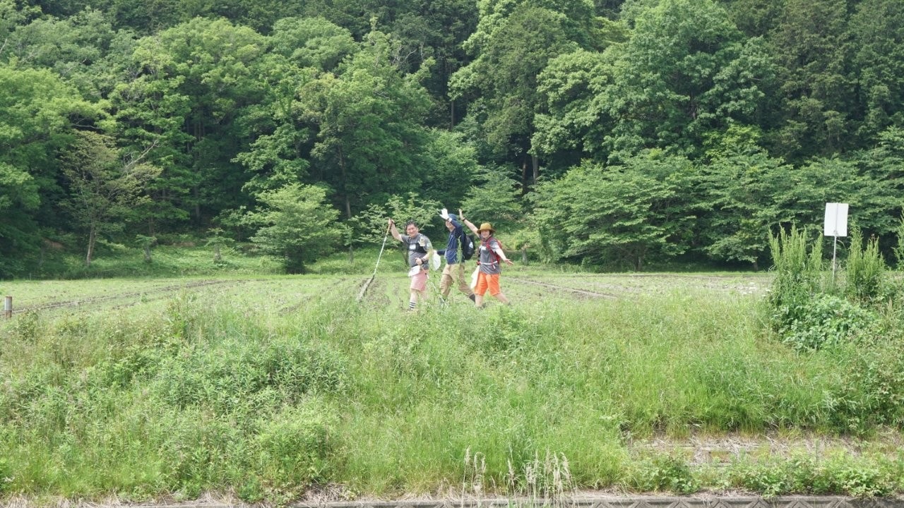 雪野山の登山口へ入っていく参加者たち。(提供写真)