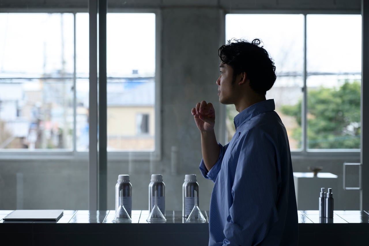 和泉侃さん。淡路市内にオープンした活動拠点「SCEN」にて。