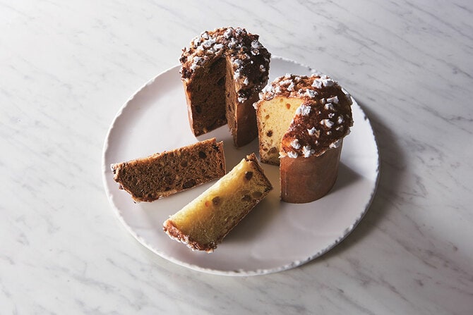 左：オークラ東京「パネトーネネロ」（直径10cm、高さ14cm／1,500円）、右：オークラ東京「パネトーネ」（直径10cm、高さ14cm／1,500円）。