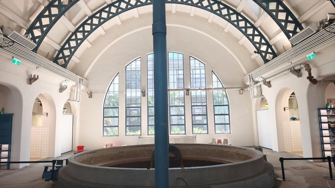 職員用の大浴場。美しいアーチを描いた天井。
