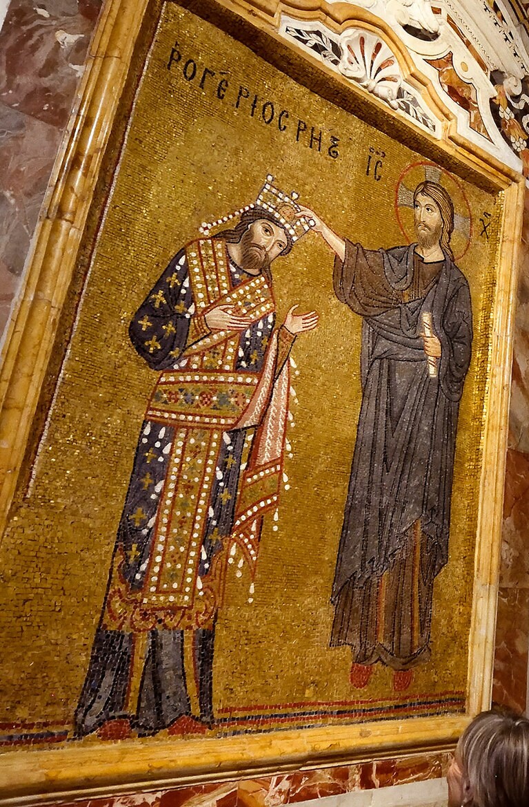 異文化が融合する“アラブ・ノルマン様式”の世界遺産は必見。黄金のモザイクが彩る1143年築のマルトラーナ教会。こちらは、初代シチリア王ルッジェーロ2世が、全能者ハリストス（キリスト）から戴冠されるシーンを描いたもの。