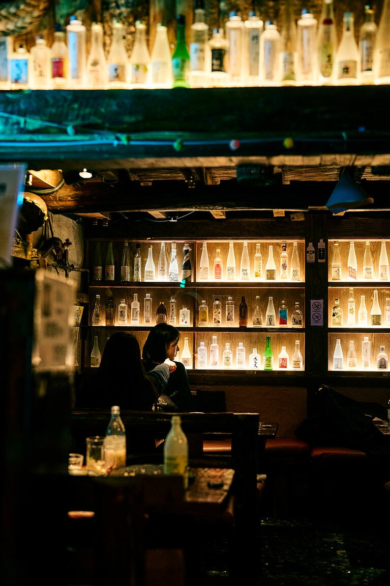 壁面にはマッコリや清酒などの伝統酒のジャケットがずらりと並び、眺めるだけで楽しい。