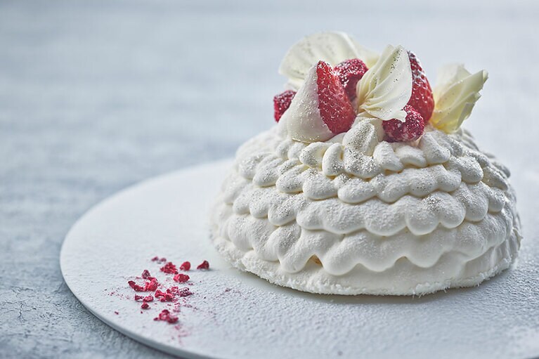 ストリングスホテル東京インターコンチネンタル「スパークリングスノー ショートケーキ」(4号：直径12cm／6,156円、5号：直径15cm／7,452円)。